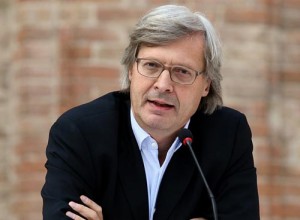 Vittorio Sgarbi inaugura la mostra di Correggio annunciando un falso