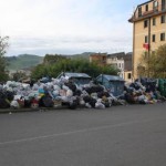 Rifiuti: cumuli di spazzatura per le strade della periferia di Catanzaro