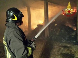 Incendi: fiamme in fienile a Cutro, spente da vigili del fuoco
