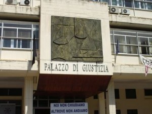Giustizia: bandiera a lutto su tribunale Rossano