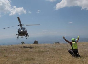 Un elicottero del Soccorso alpino mentre atterra a Mesoraca