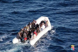 Immigrazione: nave Marina soccorre gommone a largo Lampedusa