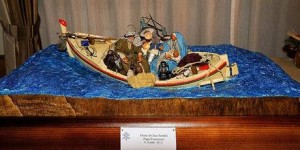 Papa dona presepe su barca a Lampedusa