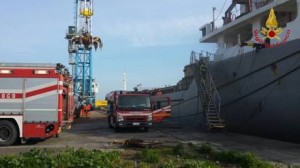I vigili del fuoco spengono incendio su nave nel porto di Crotone