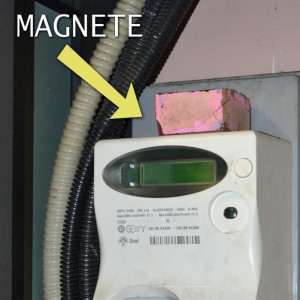 http://www.strettoweb.com/wp-content/uploads/2014/04/magnete-furto-energia-300x300.jpg
