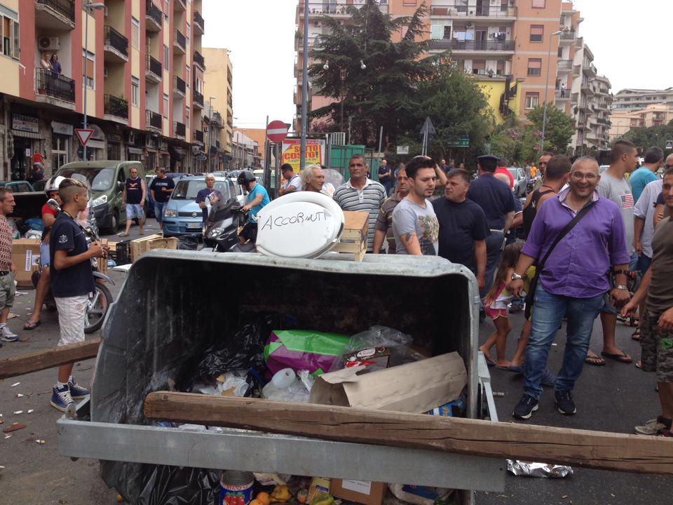 Messina, Accorinti aggredito dai venditori ambulanti in comune$