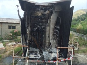 Incendio doloso distrugge centrale telefonica Parghelia