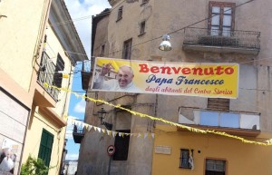 Papa a Cassano: striscioni e bandiere, 'benvenuto Francesco'