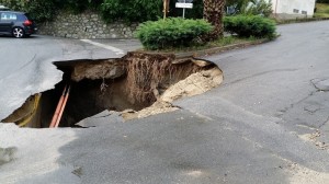 Maltempo: forti piogge a Tropea, si apre voragine sulla strada