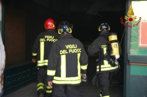 Incendio in capannone Crotone
