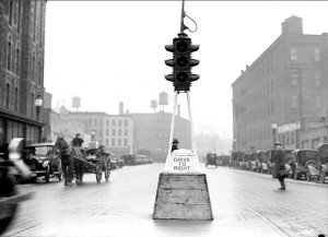 Cento anni fa il primo semaforo, ma aveva solo rosso e verde