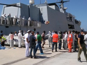 Immigrazione:in 221 giunti a bordo pattugliatore Borsini nel porto di Reggio Calabria