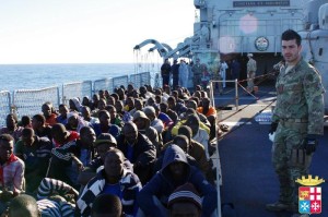 Immigrazione: 400 salvati da marina a largo Lampedusa