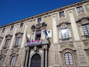 Violenza donne: comune Catania, striscione contro femminicidio