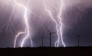 Fulmini cadono su un campo eolico a Dehlitz, Germania, 3 maggio 2012. ANSA / BERND MAERZ