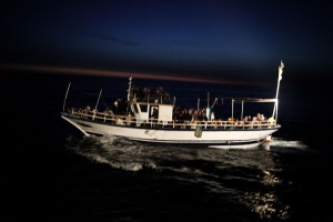 Nella notte un migliaio di clandestini sbarcano a Lampedusa, 10 barconi raggiungono l' Isola