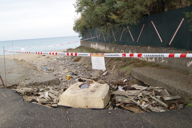 Cariati, sequestrata una discarica abusiva vicina al mare 54 Foto 31