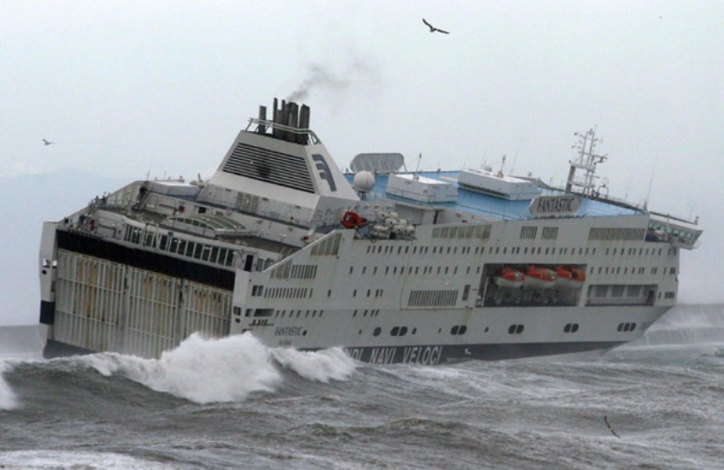 Allerta Meteo della Guardia Costiera per lo Stretto di Messina: possibile blocco degli aliscafi - Stretto web