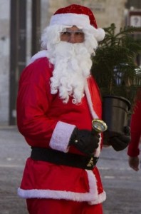 Genova, finto Babbo Natale aggredisce una passante