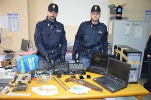 Polizia sequestra armi e banconote false.