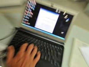 Un uomo utilizza un computer portatile in una foto d'archivio. ANSA/FRANCO SILVI/DRN