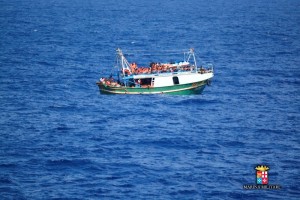 ROMA (ITALPRESS) - Trasferiti, stamane, sulla nave Mohorovicic, impegnata nell?operazione Triton di Frontex, 284 migranti, tra cui 54 donne e 45 bambini, soccorsi nel canale di Sicilia dalla nave Mimbelli. I profughi erano a bordo di un peschereccio. Due delle 54 donne sono al nono mese di gravidanza e tra i bambini c?è anche un neonato di soli 5 giorni di vita. I migranti saranno trasferiti in un porto italiano.(ITALPRESS).