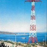 Una delle rarissime immagini del vecchio collegamento elettrico via aerea nello Stretto di Messina, operativo dal 1956 al 1992 