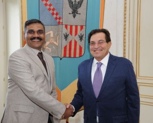 Mahesh Panchavaktra con il governatore siciliano Rosario Crocetta