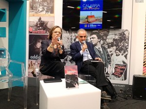 Domenico Talia con la scrittrice e Giornalista RAI Annarosa Macrì al Salone del libro di Torino 2017