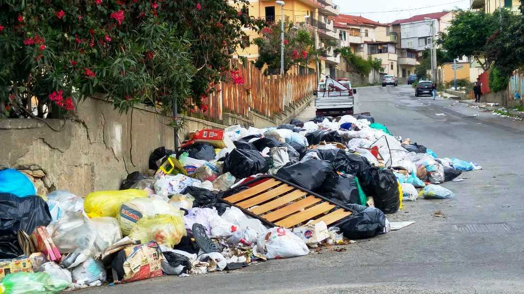 Reggio Calabria diventa una discarica a cielo aperto: cumuli di rifiuti, gli animali randagi fanno festa e invadono la città [FOTO] - Stretto web