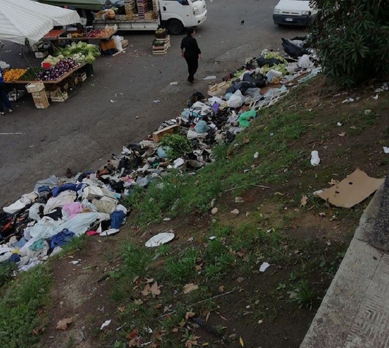 Emergenza rifiuti a Reggio Calabria: “degrado insostenibile a Piazza del Popolo” - Stretto web