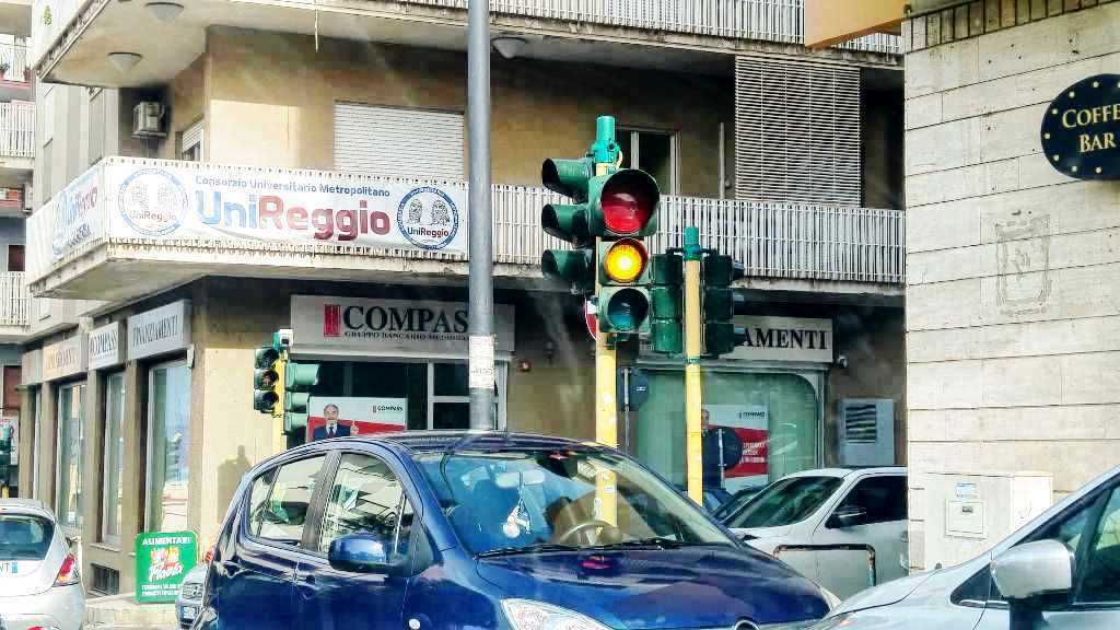 Reggio Calabria: traffico paralizzato a causa del semafori spenti in via Cardinale Portanova - Stretto web