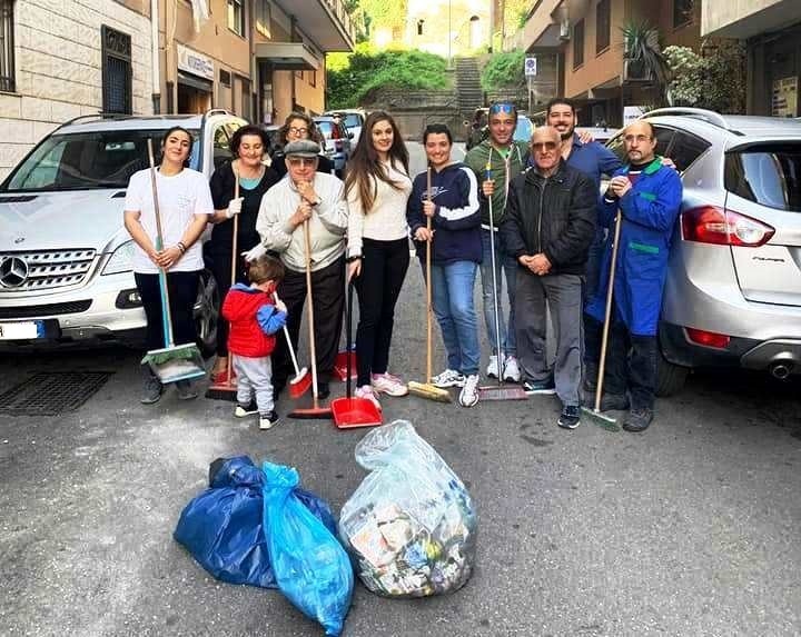 Volontari in azione a Messina: pulizia straordinaria di via Pippo Romeo [FOTO] - Stretto web