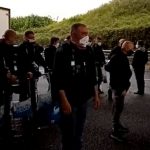 polizia si toglie casco protesta gra roma