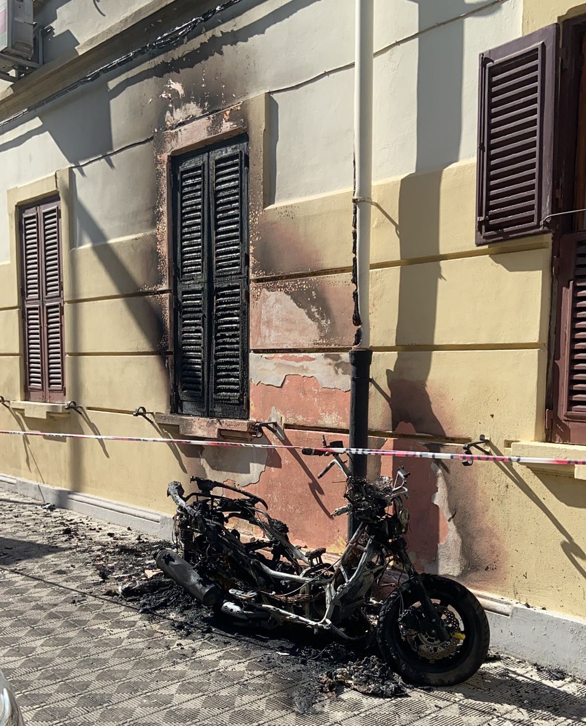 scooter incendiato