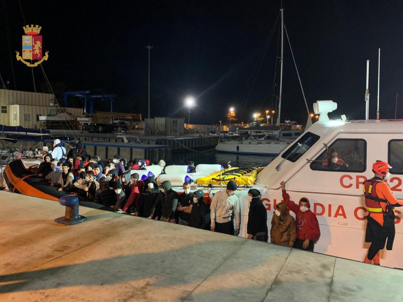 Reggio Calabria, la Prefettura si attiva per fornire la prima accoglienza ai migranti che sbarcano  a Roccella Jonica