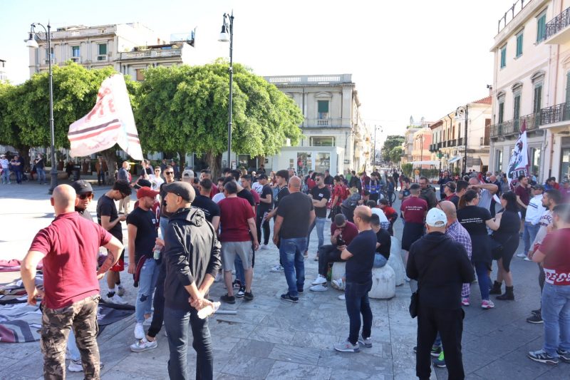 Reggina, Piazza Duomo comincia a riempirsi: tutto pronto per la “marcia” dei tifosi | FOTO