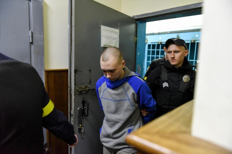 Processato il primo soldato russo per crimini di guerra: ha ammesso di aver sparato a un 62enne in bici