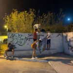 Giovani puliscono il sottopasso della stazione di Pellaro