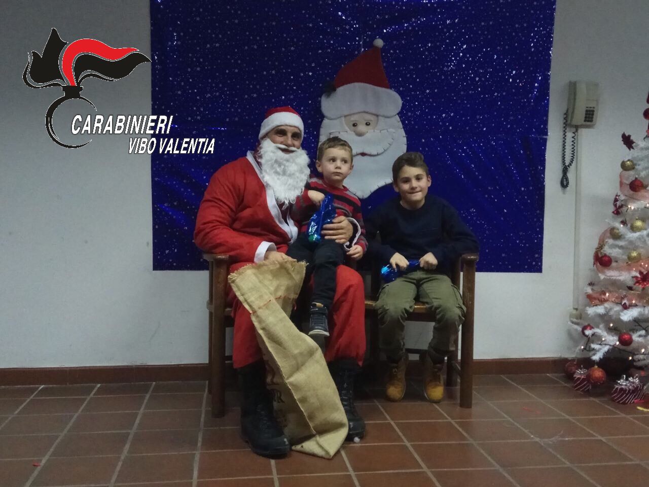 Babbo Natale Video.Si Cala Dal Tetto Portando Doni Ai Bambini Carabiniere Babbo Natale In Calabria Foto E Video Stretto Web