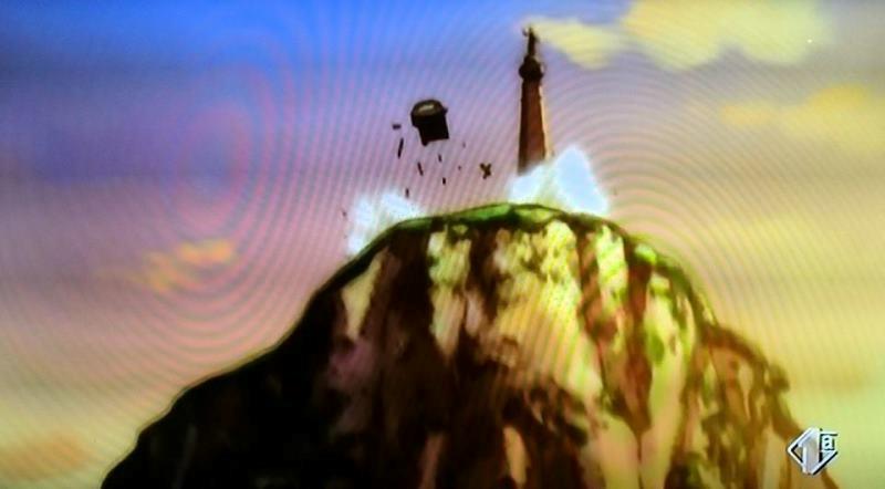La 500 di Lupin si getta da un promontorio, sopra il quale si erge la madonnina del porto; dalla foto si intravede la sagoma della stele