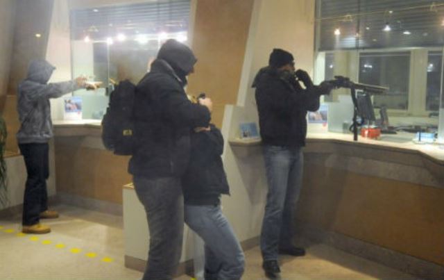 Reggio Calabria Rapinano Una Banca E Rubano 290 Mila Euro Dal Caveau Arrestato Uno Dei Ladri Nome Foto E Dettagli Stretto Web