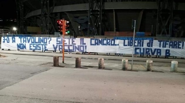 Striscione Napoli contro Juventus