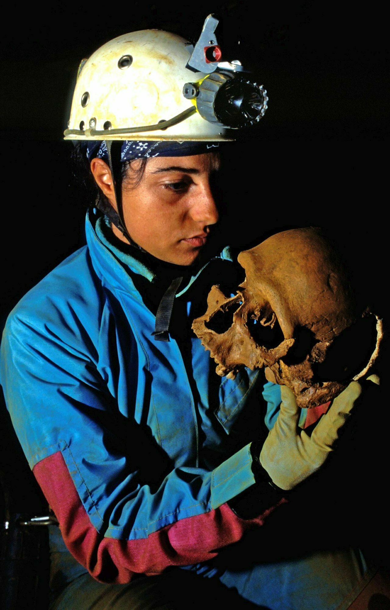 Rinvenimento di resti ossei umani durante le ricognizioni speleo-archeologiche del 1997 (foto di Felice Larocca)