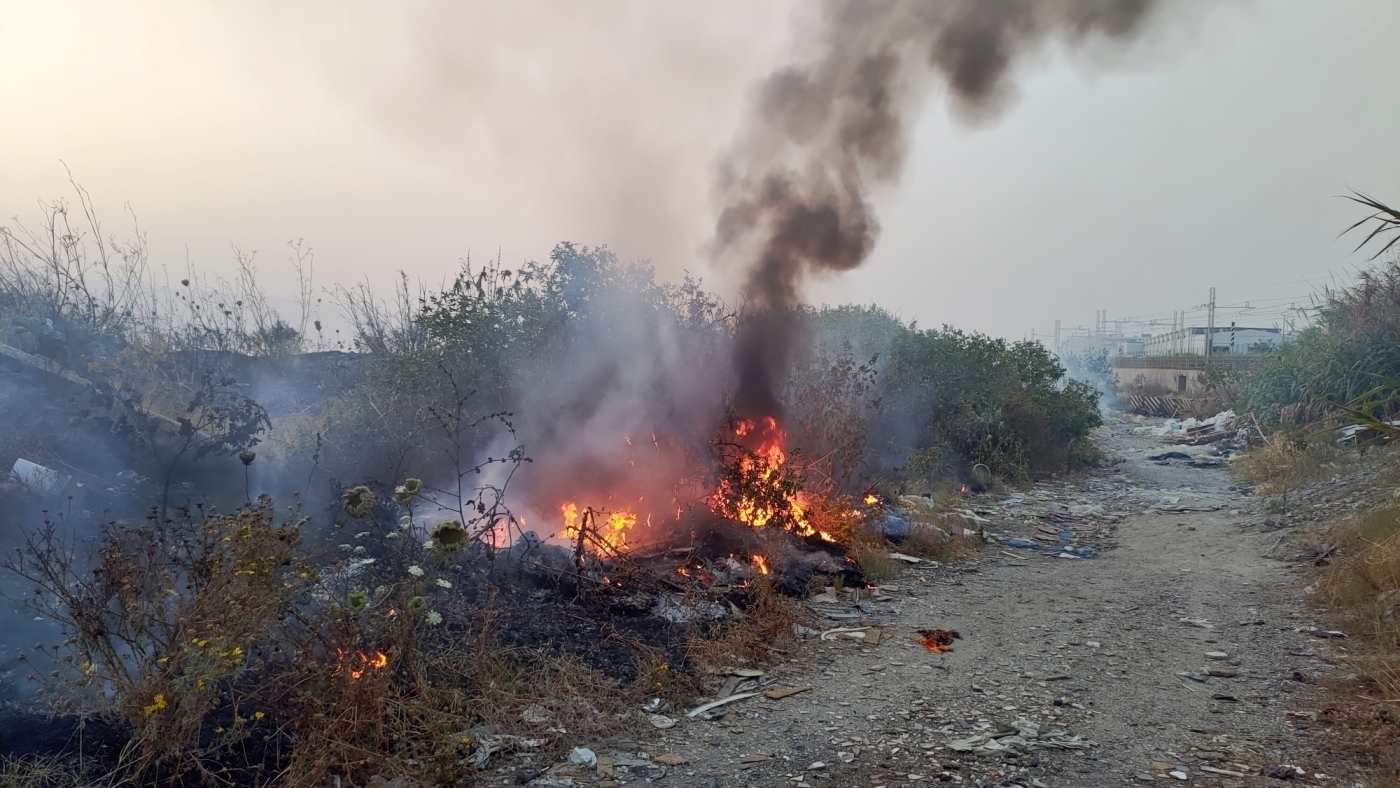 Incendio rifiuti Sorgente Reggio Calabria (2)