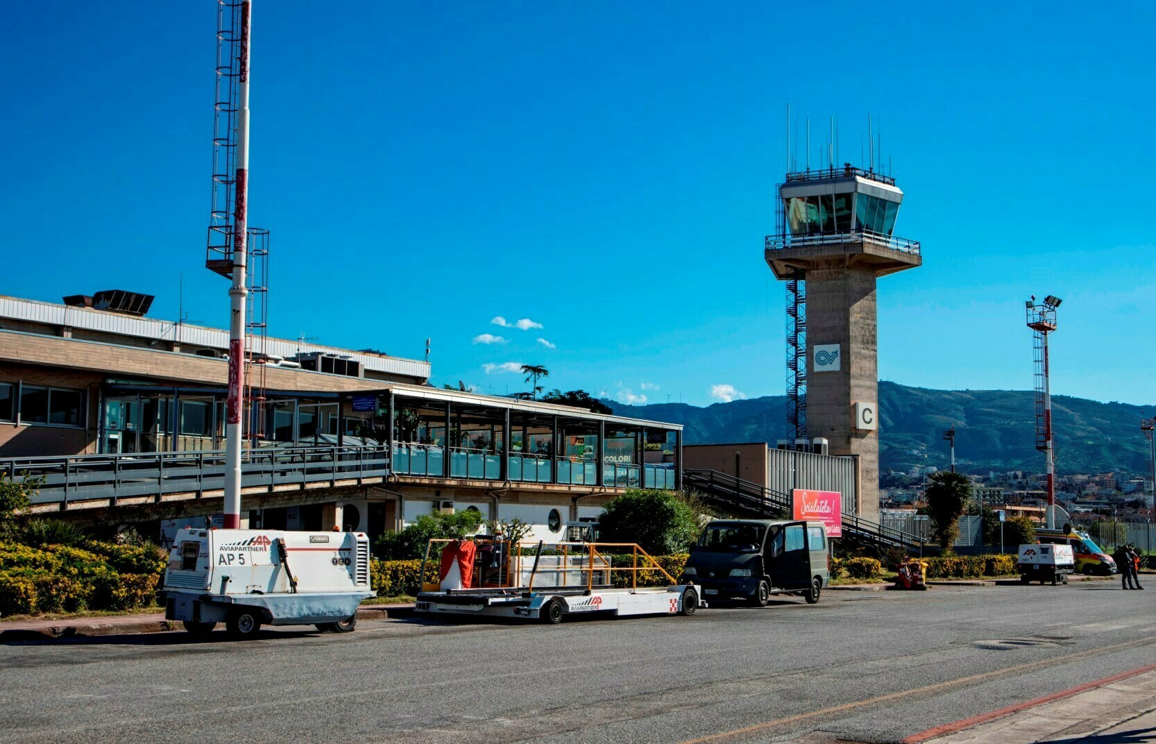 torre di controllo e ingresso hub aeroporto reggio calalabria