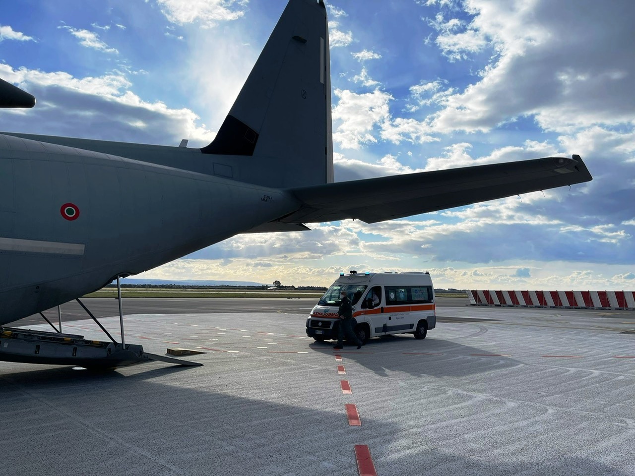 Ambulanza e Aeronautica militare bimba 2 anni calabria