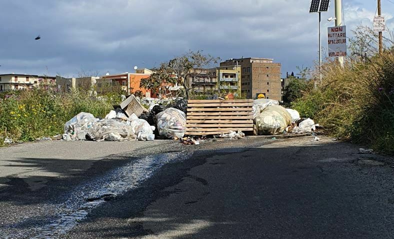 Barricata di spazzatura Maldariti ingresso super strada