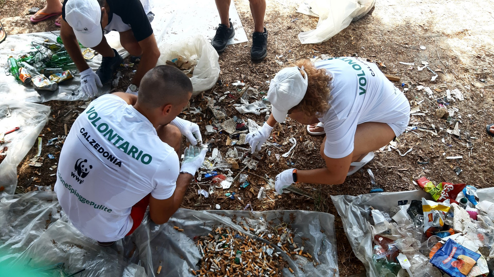 Volontari pulizia spiaggia Terrasini