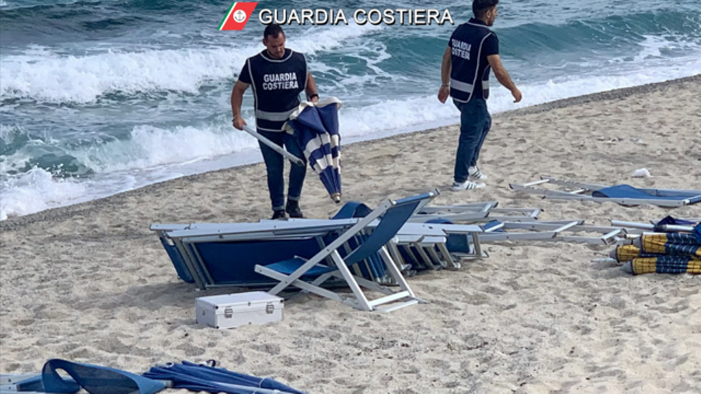 guardia costiera rimuove lettini e ombrelloni spiaggia